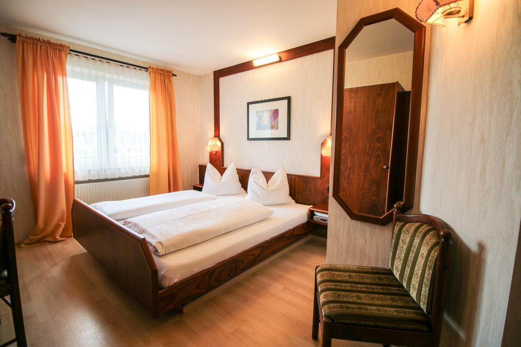 Hotel-Restaurant Und Gaestehaus Loewen Süßen Εξωτερικό φωτογραφία