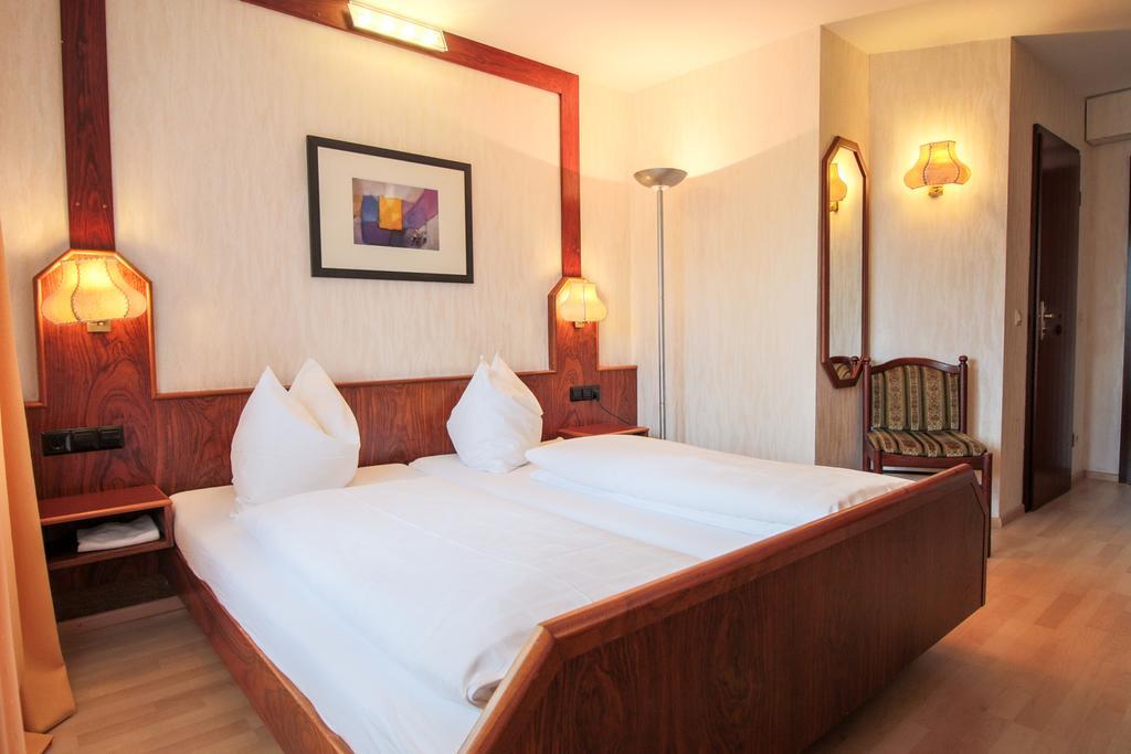 Hotel-Restaurant Und Gaestehaus Loewen Süßen Εξωτερικό φωτογραφία