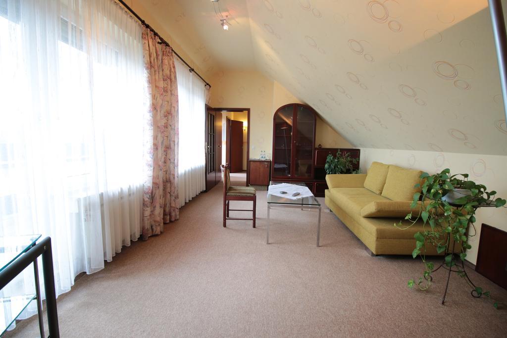 Hotel-Restaurant Und Gaestehaus Loewen Süßen Εξωτερικό φωτογραφία