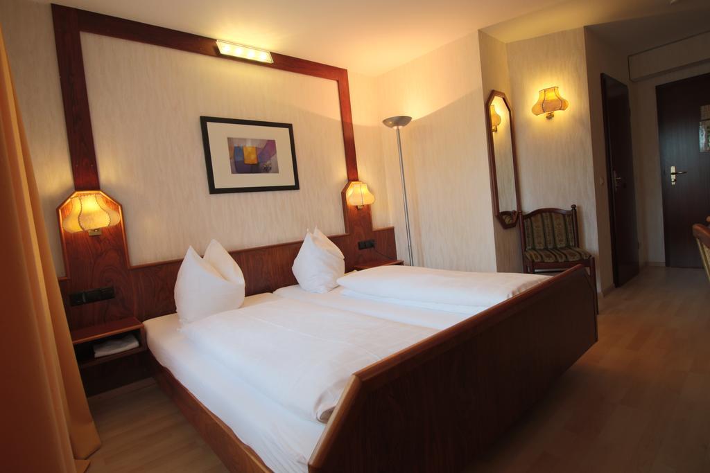 Hotel-Restaurant Und Gaestehaus Loewen Süßen Εξωτερικό φωτογραφία