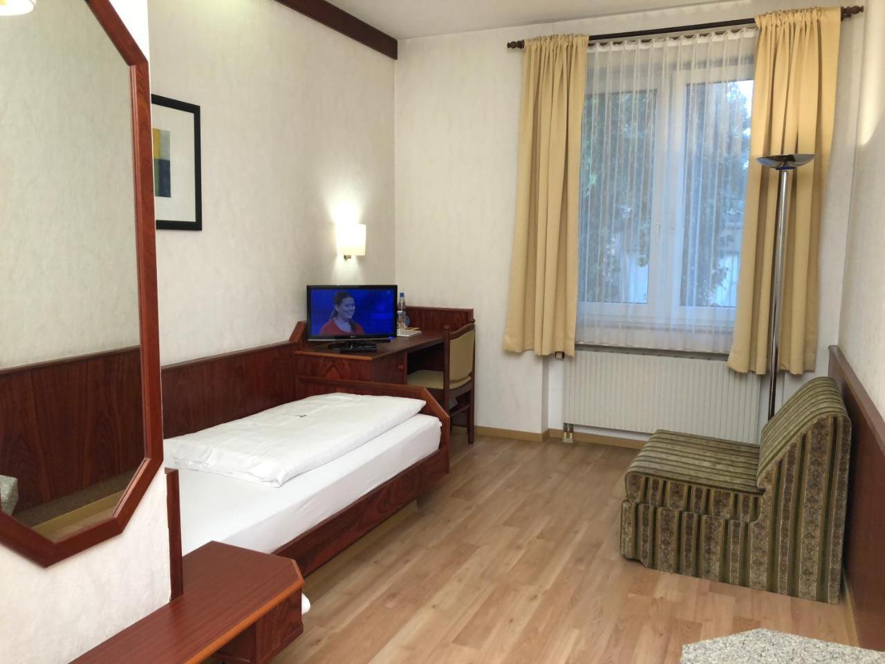 Hotel-Restaurant Und Gaestehaus Loewen Süßen Εξωτερικό φωτογραφία