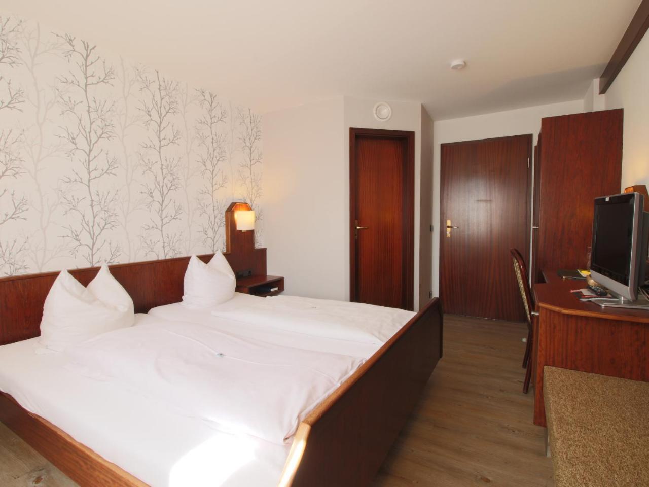 Hotel-Restaurant Und Gaestehaus Loewen Süßen Εξωτερικό φωτογραφία