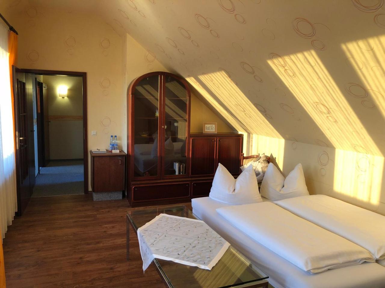 Hotel-Restaurant Und Gaestehaus Loewen Süßen Εξωτερικό φωτογραφία